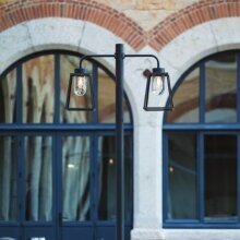 Die Kombination aus Glas und Metall erinnert an historische Straßenlaternen und verleiht modernen Häusern eine charmante Note. Lampiok von Roger Pradier.