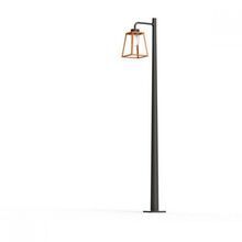 Das offene Design ohne Seitenscheiben verleiht der Lampiok 2 Nr. 3 eine moderne und luftige Ästhetik. Der farbige Aluminiumrahmen wird durch schmale Streben definiert, die den robusten Glaszylinder rahmen und das LED-Leuchtmittel in den Mittelpunkt stellen. Diese Konstruktion sorgt für eine angenehme Lichtverteilung und setzt gleichzeitig stilvolle Akzente.