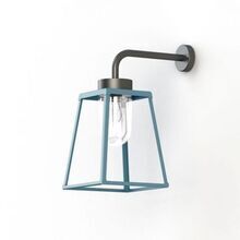Mit ihrer Schutzart IP65 und der Verwendung hochwertiger Materialien ist die Lampiok 2 Nr. 3 optimal für den Außeneinsatz geeignet. Das Aluminiumgehäuse ist langlebig und witterungsbeständig, während die Farboberflächen in der renommierten Roger Pradier Qualität gefertigt sind, um langfristig ihre Brillanz zu bewahren.