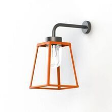 Die Lampiok 2 Nr. 3 von Roger Pradier kombiniert minimalistisches Design mit auffälligen Farben und handwerklicher Qualität. Diese Wandleuchte im offenen Design ist eine ideale Wahl für stilvolle Außenbeleuchtung, die gleichzeitig funktional und ein echter Blickfang ist.