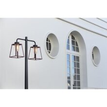 Die Lampiok 2 Nr. 5 Gartenleuchte ist eine zweiflammige, stilvolle Beleuchtungslösung, die modernes Design mit hochwertiger Handwerkskunst vereint. Sie wurde von Stéphane Joyeux entworfen und von der französischen Manufaktur Roger Pradier handgefertigt.
