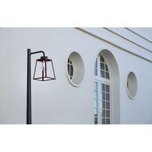 Die Lampiok 2 Nr. 3 von Roger Pradier kombiniert minimalistisches Design mit auffälligen Farben und handwerklicher Qualität. Diese Wandleuchte im offenen Design ist eine ideale Wahl für stilvolle Außenbeleuchtung, die gleichzeitig funktional und ein echter Blickfang ist.