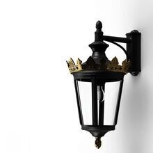 Das Louvre Modell 6 besticht durch edles Design und erstklassige Materialien. Die goldene Krone, klare Glaseinsätze und die Farboptionen Grün, Rot und Grau machen diese Wandlaterne zu einem Highlight für Außenbereiche. Ob an Terrassen, Eingängen oder Gartenwegen – diese Leuchte sorgt für Eleganz und eine optimale Lichtverteilung.
