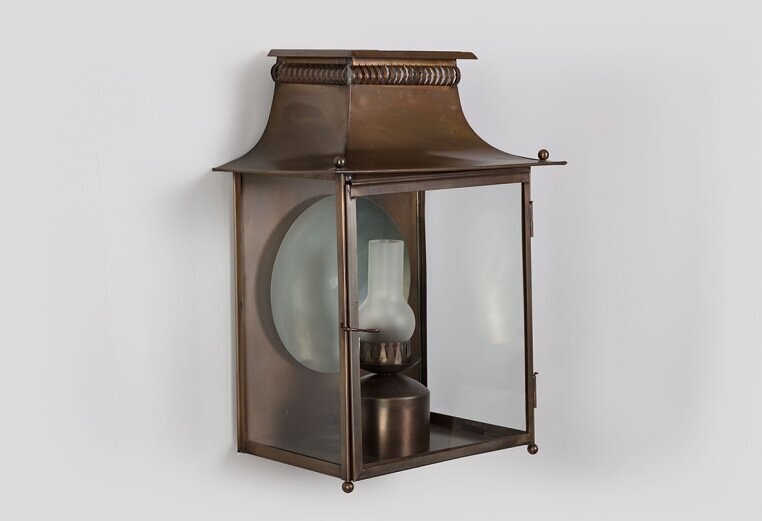 Warme Metalloberfläche erzeugt klassische Eleganz.