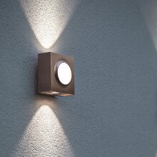 Die KLINT Wandleuchte bietet ein edles Kupfergehäuse, das in der Rohversion mit der Zeit eine einzigartige Grünspan-Patina entwickelt. Der hinterleuchtete Kreis und die Up-&-Down-Lichtaustritte machen sie zu einem stilvollen Highlight.