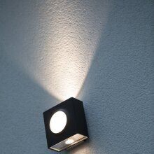 Mit ihrer flachen, modernen Bauweise fügt sich die viereckige Klint Nr. 1 nahtlos in minimalistische und zeitgemäße Architekturen ein. Lichtaustritte nach oben und unten. Runde Lichtlinse auf der Frontseite.