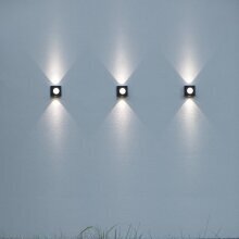 KLINT Wandleuchte – Innovatives Lichtdesign für Up & Down Beleuchtung.
Die Kombination aus viereckigem Gehäuse, kreisförmigem Lichtaustritt und strahlenförmigen Effekten macht die KLINT zur idealen Wahl für moderne Fassadenbeleuchtung.