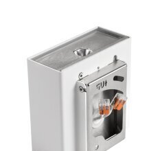 Das kreisförmige Dekor der KLINT wird sanft hinterleuchtet, während die strahlenförmigen Lichtaustritte nach oben und unten für eine stimmungsvolle Beleuchtung sorgen. Perfekt für moderne Außenbereiche.