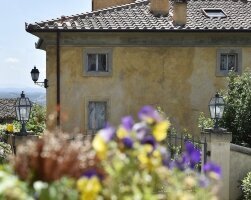 Die Leuchten bilden Lichtinseln im Außenraum – elegant und funktional.