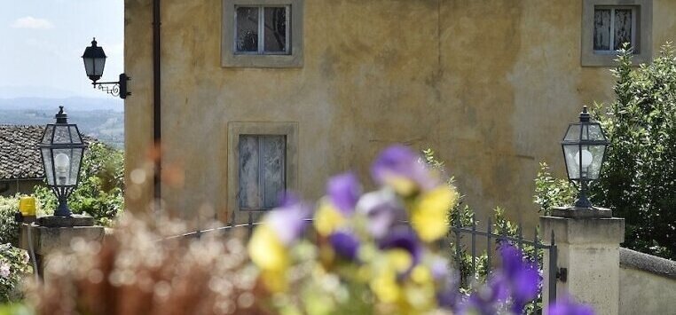 Die Leuchten bilden Lichtinseln im Außenraum – elegant und funktional.