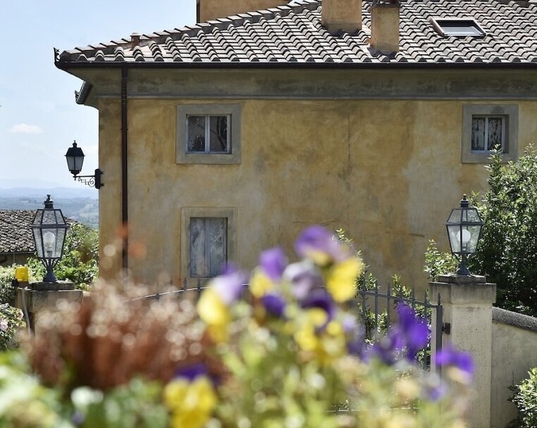 Die Leuchten bilden Lichtinseln im Außenraum – elegant und funktional.