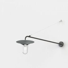 Gefertigt aus Aluminium, Kupfer oder Messing, ist die Hofleuchte Cooper eine langlebige und ästhetische Wahl für großzügige Eingangsbereiche.