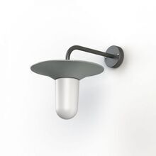 Mit ihrem eleganten Wandarm und dem ovalen Zylinderglas setzt die Cooper Nr. 2 dezente, aber wirkungsvolle Akzente im Außenbereich.