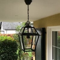 Eine Deckenleuchte, die Architektur und Licht elegant verbindet.