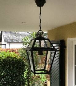 Eine Deckenleuchte, die Architektur und Licht elegant verbindet.