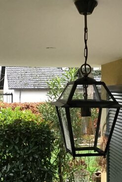 Eine Deckenleuchte, die Architektur und Licht elegant verbindet.