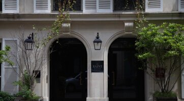 Außenleuchten setzen einen festlichen Akzent und empfangen Besucher mit Atmosphäre.