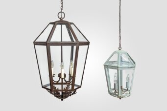 historische Deckenleuchte für innen oder aussen Deckenleuchte klassisches Design. Deckenleuchten für aussen oder innen in sechseckiger Form. An Kette mit Metallbaldachin.