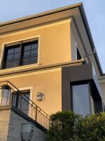 Eine stilvolle Wandlampe ergänzt Architektur und schafft Orientierung.