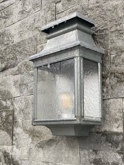die klassische Wandleuchte Louis Philippe Nr. 1 kommt aus der Leuchten Manufaktur Roger Pradier in Frankreich. Das Gehäuse besteht aus Zink und ist nicht lackiert. Die Lampen Fassung ist E27. Das Lampenglas ist klar. Diese Leuchte für den Außenbereich wird direkt an die Hauswand montiert. Lampe als Stimmungsaufheller