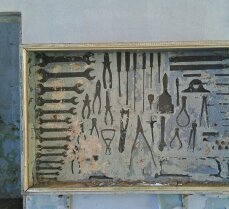 klassische Wandleuchten werden mit mehreren Schrauben und Dübeln an der Außenwand eines Hauses oder einer Mauer befestigt. Man bohrt ein entsprechendes Loch in die Wand, steckt einen Dübel hinein und verschraubt sorgfälltig die Außenleuchte mit der Wand. Eine Wasserwage ist hierbei oft nützlich.