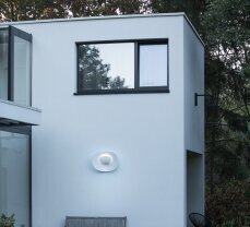 Aussenwandleuchte in rechteckiger Form. Mit LED. An einer modernen Villa.