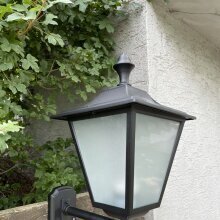 viereckige, mediterrane Wandleuchte in schwarz mit satiniertem Glas.