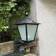 Wandlampe aus Italien von Gardenluce. Die viereckige Wandleuchte ist im klassischen Leuchtenstil gearbeitet.
