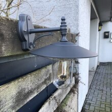 Die Wandleuchte Nr. 41212 verbindet traditionelles Hoflampen-Design mit einer platzsparenden Ausladung — ideal für schmale Fassaden, Mauern oder Pfeiler.