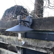 Die Leuchte unterstützt energieeffiziente Leuchtmittel der Klassen A++ bis E und sorgt für helle Wege und sicheren Zutritt in der Dunkelheit.