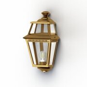 flache Aussenleuchte an einer Wand. Das Lampengehäuse ist aus Messing. Klassischer Stil.