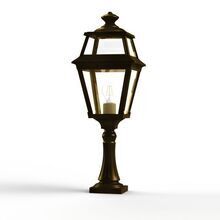 Das viereckige Lampengehäuse und der mittel-hohe Lampenmast machen diese Leuchte zur perfekten Wahl für Terrassen, Wege und Gartenmauern. Messing-Varianten sorgen für ein individuelles Finish.Verglasung: 8 klare Lampengläser.