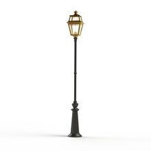 Die Place des Vosges 2 Nr. 8 von Roger Pradier kombiniert Tradition und Innovation. Das viereckige Messinggehäuse und die acht Lampengläser bieten eine optimale Kombination aus Design und Funktionalität.