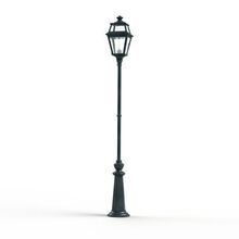 Die Place des Vosges 2 Nr. 8 bringt französischen Stil in Ihren Garten. Ihr viereckiges Gehäuse mit acht Lampengläsern strahlt klassische Eleganz aus, während das Aluminiumgehäuse langlebig und robust bleibt.