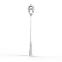 Die Gartenleuchte Place des Vosges 2 Nr. 8 ist ein echter Hingucker. Ihr zeitloses Design mit viereckigem Gehäuse und acht Glaselementen macht sie zur perfekten Wahl für elegante Außenbeleuchtung. Made by Roger Pradier, Frankreich