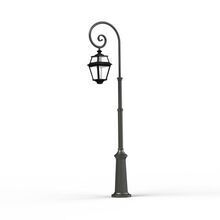 Die Place des Vosges 2 Nr. 9 vereint klassische Handwerkskunst mit funktionalem Design. Die gebogene Laternenbefestigung in Form eines Bischofstabs und die hochwertige Verarbeitung aus Messing machen sie zu einem Blickfang in Einfahrten und Gärten.