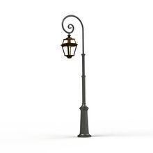 Diese Mast-Leuchte für den Garten von Roger Pradier überzeugt durch ihr klassisches viereckiges Design. Mit robusten Materialien und eleganten Glaselementen ist sie die ideale Wahl für stilvolle Außenbeleuchtung.Der mast ist tyisch französisch und am Ende wie ein Bischofsstab gebogen.