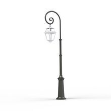 Die Place des Vosges 2 Nr. 9 Gartenleuchte kombiniert ein robustes Aluminiumgehäuse mit eleganten Lampengläsern. Erhältlich in verschiedenen Farben, passt sie perfekt in jede Außenumgebung.Der Mast ist typisch klassisch im französischen Stil gearbeitet. Das Mast - Oberteil ist in Form eines gebogenen Bischofsstab gearbeitet.