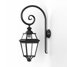Die klassische Wandleuchte Louis Philippe 3 Nr. 3 von Roger Pradier kombiniert ein farbiges Aluminiumgehäuse mit klaren Glasscheiben und einem Bischofsstab-Wandarm. Sie ist die ideale Wandleuchte für Landhäuser und stilvolle Chalets.