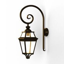 Diese robuste Wandleuchte von Roger Pradier überzeugt durch ihre hochwertige Verarbeitung aus farbigem Aluminium. Ihr geschwungener Wandarm und die klare Verglasung machen sie zur perfekten Wahl für Terrassen und Hauswände.