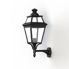 Mit ihrem klassischen, kurzen Wandarm und der nach oben gerichteten Laterne ergänzt die Louis Philippe 3 Nr. 4 von Roger Pradier jede stilvolle Fassade. Die klare Verglasung sorgt für ein helles, einladendes Licht. Das Lampendesign ist viereckig.