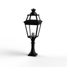 Mit ihrem niedrigen, ornamentverzierten Sockel und 8 klaren Glasscheiben beleuchtet die Louis Philippe 3 Nr. 5 Gartenwege und Terrassen. Perfekt für Landhäuser und Chalets.