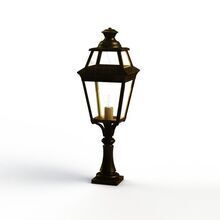 Die Louis Philippe 3 Nr. 5 kombiniert viereckiges französisches Design mit einem niedrigen, dekorativen Sockel. Diese Sockelleuchte aus farbigem Aluminium passt perfekt zu Gartenwegen und Auffahrten von Landhäusern und Chalets.