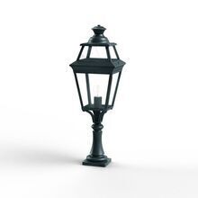 Diese Sockelleuchte aus farbigem Aluminium von Roger Pradier verfügt über eine viereckige Form und 8 klare Glasscheiben. Der ornamentverzierte Sockel macht die Louis Philippe 3 Nr. 5 zur idealen Beleuchtungslösung für stilvolle Außenbereiche.