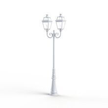 Die Gartenleuchte Louis Philippe 3 Nr. 7 in weiß, von Roger Pradier bietet ein klassisches französisches Design mit zwei Laternen und einem hohen, verzierten Mast. Ideal für Landhäuser und Chalets, schafft sie ein stilvolles Ambiente in Außenbereichen.
