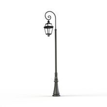Mit einer Höhe von 330 cm und einer gebogenen Halterung in Form eines Bischofsstabs ist die Place des Vosges 3 Nr. 10 eine beeindruckende Außenleuchte. Ihre viereckige Laterne mit 8 klaren Glasscheiben sorgt für eine harmonische Lichtverteilung.