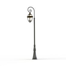 Die Place des Vosges 3 Nr. 10 von Roger Pradier besticht durch ihre klassische Bischofsstab-Halterung und die viereckige Laterne. Perfekt für Freisitze und Parkflächen, sorgt die 330 cm hohe Leuchte für eine charmante Beleuchtung.