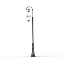 Die Place des Vosges 3 Nr. 10 von Roger Pradier ist eine elegante, 330 cm hohe Wegeleuchte aus Aluminium in verschiedenen Farben. Mit einem verzierten Lampenmast und einer viereckigen Laterne, die unter einer gebogenen Halterung in Form eines Bischofsstabs montiert ist, beleuchtet sie stilvoll Gartenwege, Parks und Auffahrten.