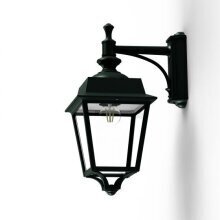 Roger Pradier präsentiert mit der Place des Vosges Evolution Nr. 4 eine elegante Wandleuchte für klassische Häuser. Das robuste, viereckige Aluminiumgehäuse und die 4 klaren Lampenscheiben sorgen für eine stilvolle Beleuchtung.Mit ihrem kurzen Wandarm passt diese Wandleuchte gut in den Eingangsbeeich oder zur Terrasse.