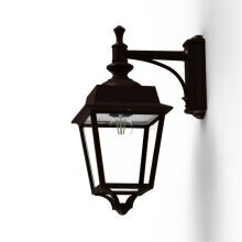 Die Place des Vosges Evolution Nr. 4 ist eine hochwertige Wandleuchte mit einem Lampengehäuse, das aus 4 klaren Lampenscheiben besteht. Unter dem verstebten Wandarm hängend. Ideal für klassische Außenbereiche wie Terrassen und Hauswände.